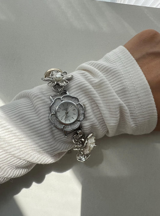Vintage Floral Charm Watch – Silver Elegance
